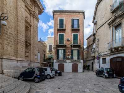 ...dove, sulla destra, si diramano due stradine